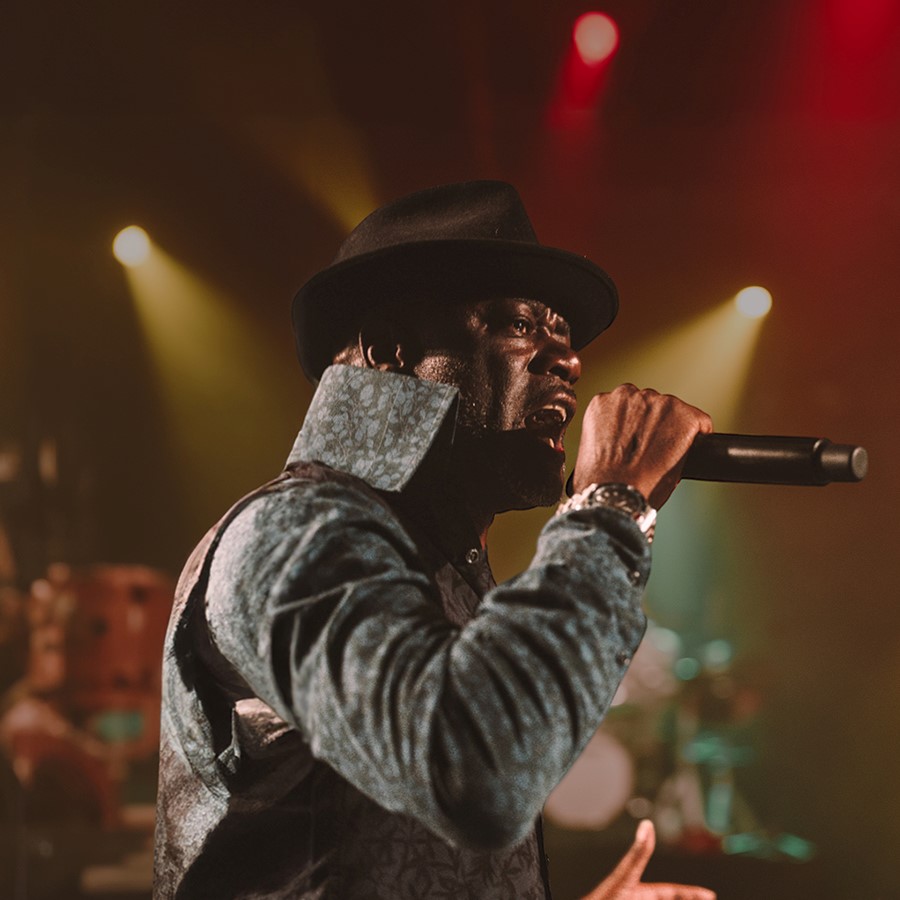 Image illustrative © Askip RadioTV — King Daddy Yod en concert, symbole d’une carrière exceptionnelle et d’une influence durable sur la scène musicale caribéenne.