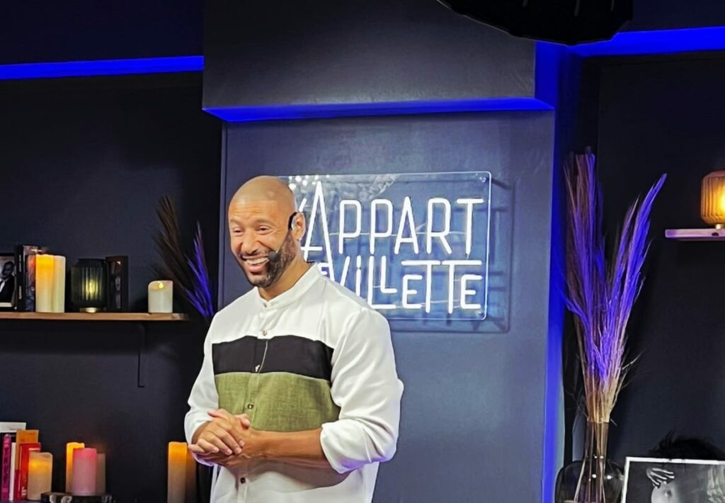 Image illustrative © Askip RadioTV — Xavier Delarue sur scène à l’Appart de la Villette pour la première de son spectacle « ORIGINE, Xababa c’est moi ! ».
