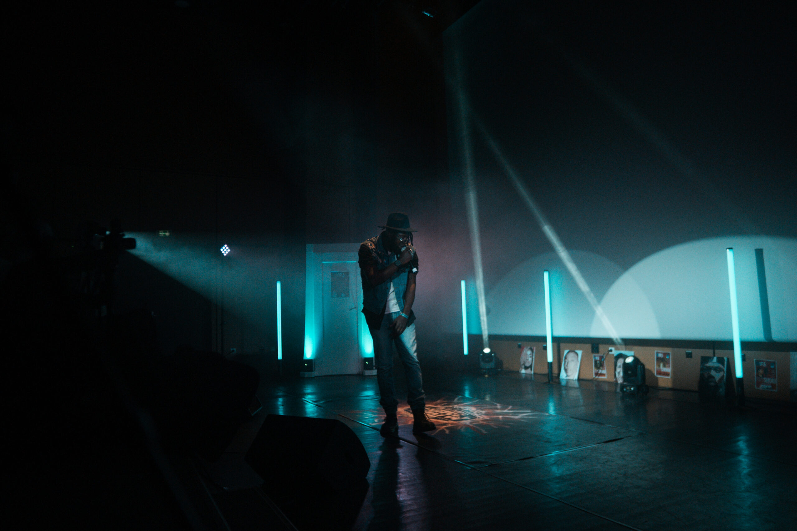 Doc Black sur la scene du concours Askip T'as du talent