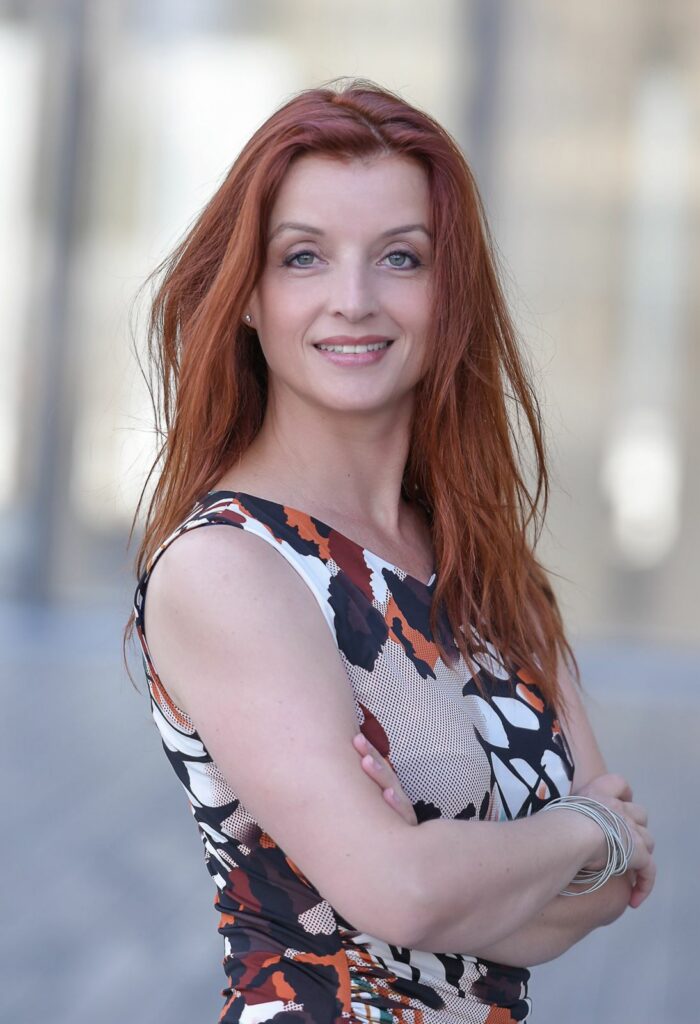 Image illustrative © Askip RadioTV — Aude Aime en mouvement, symbole d’une danse accessible et lumineuse dédiée au soin et à la résilience.