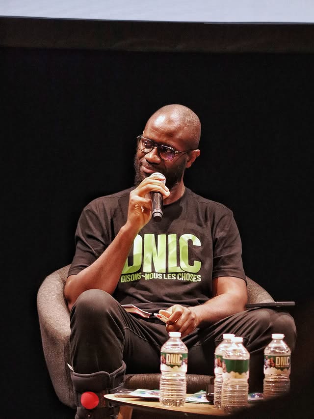 Image illustrative © Askip RadioTV — Aboubakar Sakanoko (Bouba) anime le débat public DNLC à La Place Paris, réunissant les médias urbains autour du thème de l’unité.