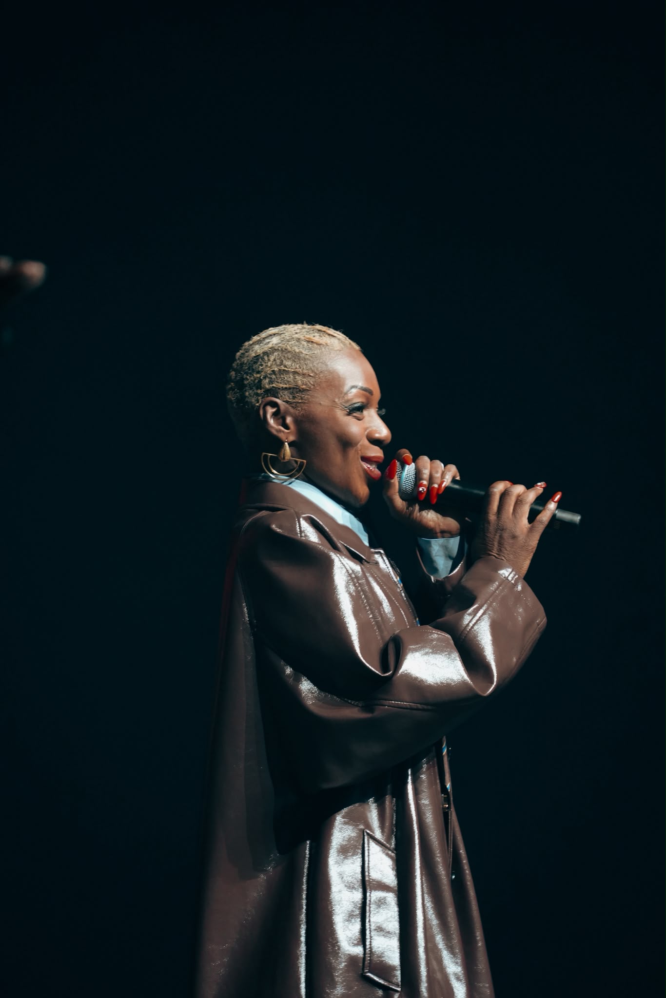 Queen Stelyna, animatrice du concert de Chily au Zénith de Paris, micro en main sur scène